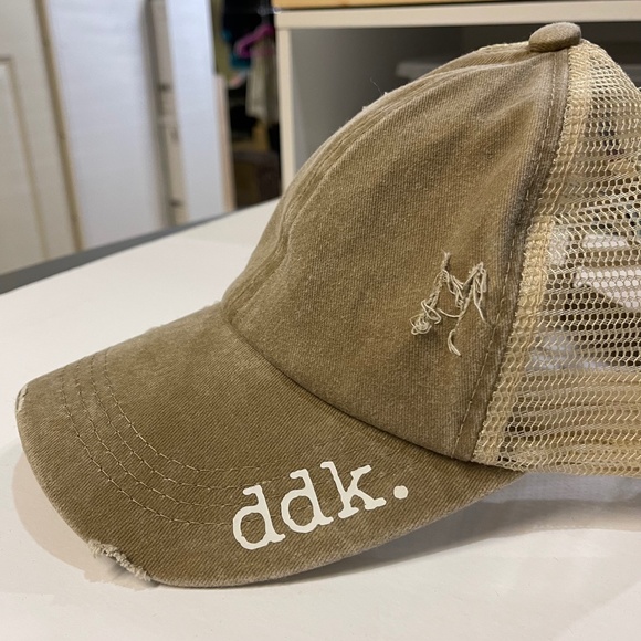 🆕 DDK Beige Ponytail and Messy Bun Baseball Cap - Picture 2 of 3